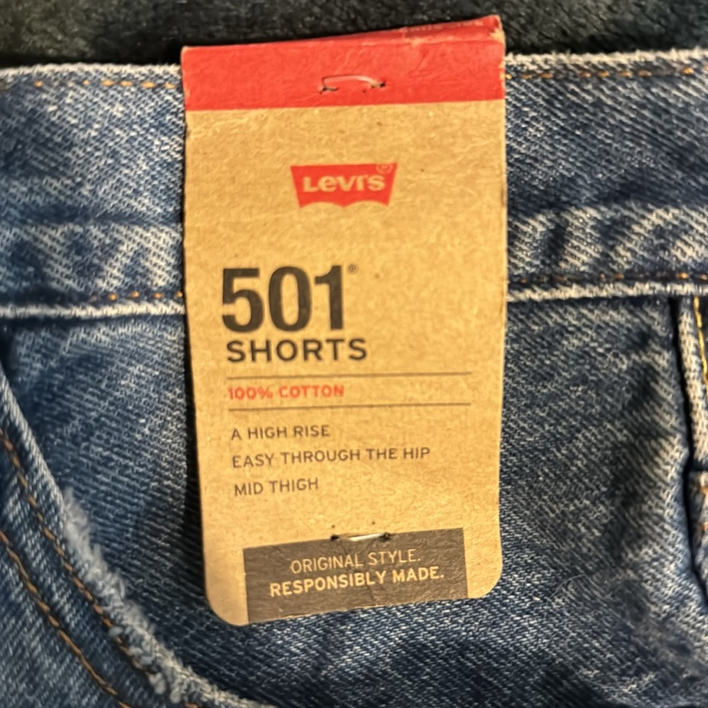 Hello I am selling a pair of Levi’s shorts. They are a size 26. - Picture 2 of 4